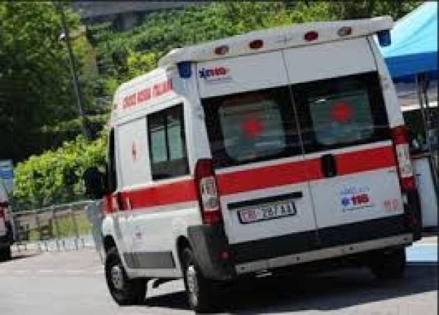 Si dà fuoco davanti alla madre nel Milanese, morto 46/enne