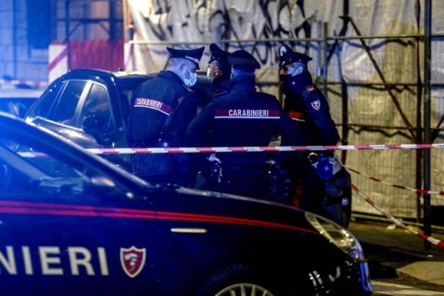 Accoltellata in strada nel Milanese, muore in ospedale