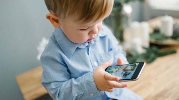 Zeus Bambini e smartphone, 1.500 euro di multa ai genitori che non sorvegliano