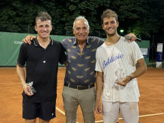 (CR)  Baldesio ᐧ Tennis, Riccardo Mascarini alza il Trofeo 'Arvedi' di San Pietro
